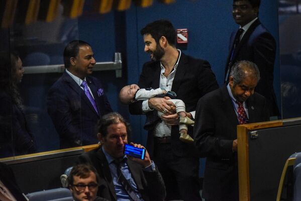 Trong khi Jacinda Ardern, Thủ tướng New Zealand, đang phát biểu tại Liên Hợp Quốc, chồng bà là Clark Gayford bế con gái họ là Neve, trong khuôn khổ Đại hội đồng Liên Hợp Quốc, Hoa Kỳ - Sputnik Việt Nam