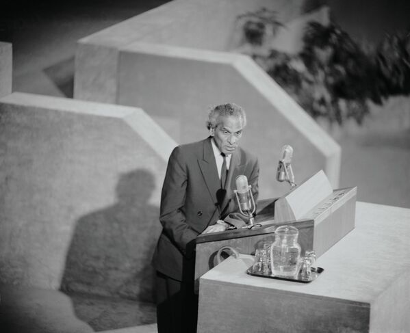 Krishna Menon, trưởng đoàn đại biểu Ấn Độ tại Liên Hợp Quốc, phát biểu trước các đại biểu tại phiên họp kỷ niệm của Liên Hợp Quốc - Sputnik Việt Nam