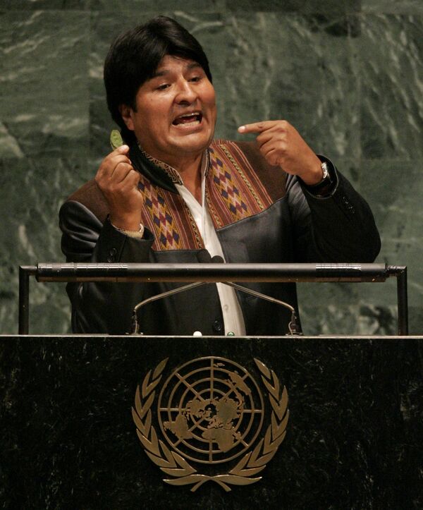 Tổng thống Bolivia Evo Morales cầm lá coca trong lúc phát biểu tại phiên họp thứ 61 Đại hội đồng Liên Hợp Quốc, tại trụ sở Liên Hợp Quốc - Sputnik Việt Nam