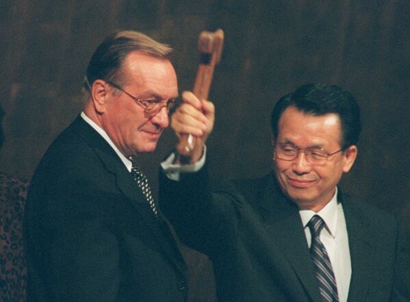 Ông Harri Holkeri, Chủ tịch mãn nhiệm của phiên họp thứ 55 Đại hội đồng Liên Hợp Quốc, trao búa chủ tọa cho tân Chủ tịch, Bộ trưởng Ngoại giao Hàn Quốc Han Seung-soo, tại Liên Hợp Quốc - Sputnik Việt Nam