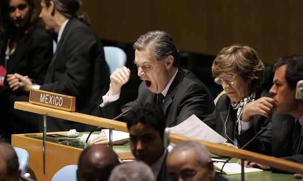 Bộ trưởng Ngoại giao Mexico Luis Ernesto Derbez ngáp trong lúc diễn ra phiên họp tại trụ sở Liên Hợp Quốc - Sputnik Việt Nam