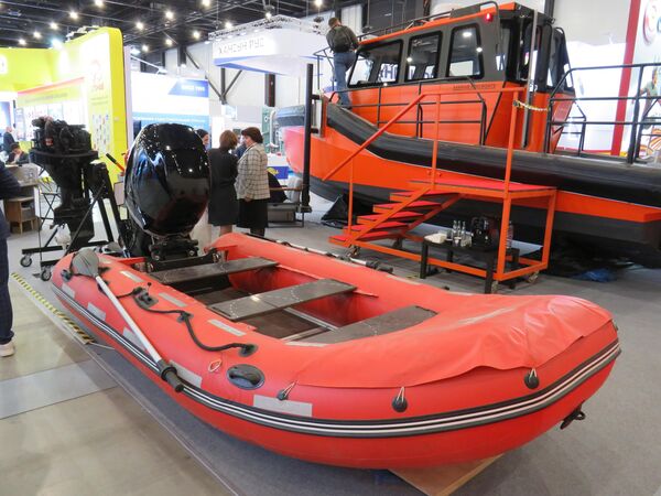 Xuồng cứu hộ với động cơ xăng gắn bên ngoài (25 mã lực) Artic 400 của tập đoàn Nga Marine Pro Boats - Sputnik Việt Nam