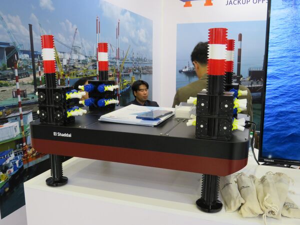 Mẫu sà lan tự nâng phục vụ công tác lắp đặt ngoài khơi. Sà lan là sáng chế của do Công ty Mying Il Jack Up Offshore, thành viên duy nhất đến từ Hàn Quốc tham gia Triển lãm NEVA-2025 - Sputnik Việt Nam