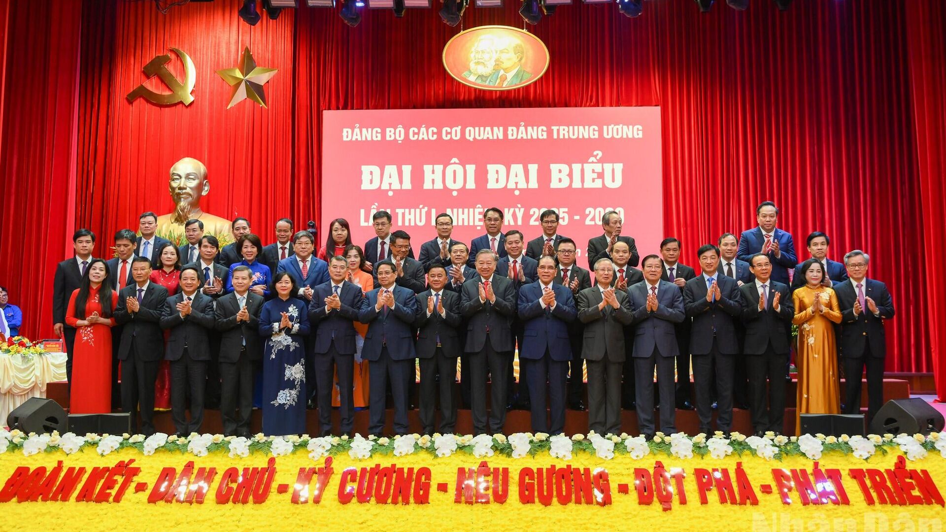 Tổng Bí thư Tô Lâm cùng các đồng chí lãnh đạo, nguyên lãnh đạo Đảng, Nhà nước với Đoàn đại biểu Đảng bộ Ban Tổ chức Trung ương. Tổng Bí thư Tô Lâm cùng các đồng chí lãnh đạo, nguyên lãnh đạo Đảng, Nhà nước với Đoàn đại biểu Đảng bộ Ban Tổ chức Trung ương. - Sputnik Việt Nam, 1920, 24.09.2025