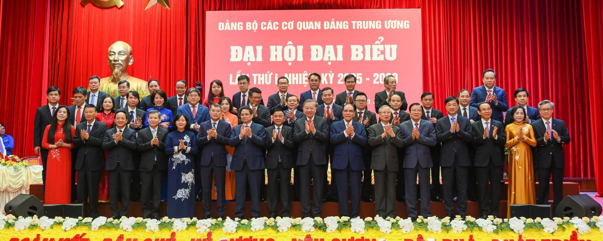 Tổng Bí thư Tô Lâm cùng các đồng chí lãnh đạo, nguyên lãnh đạo Đảng, Nhà nước với Đoàn đại biểu Đảng bộ Ban Tổ chức Trung ương. - Sputnik Việt Nam, 1920, 24.09.2025