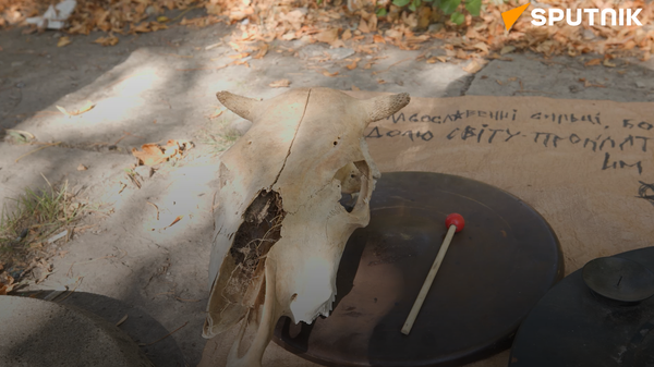 «Tín ngưỡng» của chiến binh tân phát-xít : Có bàn thờ Satan tại căn cứ cũ của Ukraina ở DNR - Sputnik Việt Nam