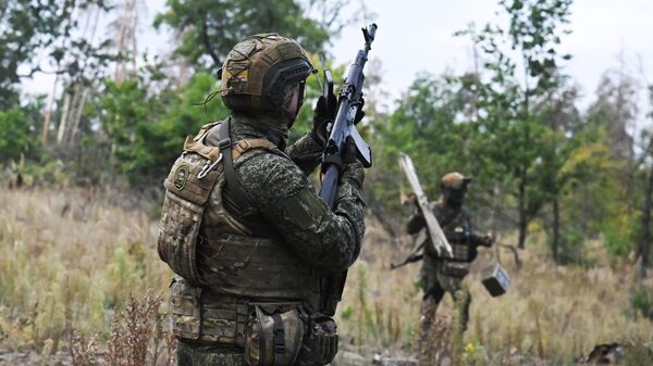 Hoạt động chiến đấu của MLRS Grad thuộc Tập đoàn quân 25 thuộc Cụm lực lượng Nga Tây theo hướng Krasnyi Lyman của chiến dịch quân sự đặc biệt - Sputnik Việt Nam