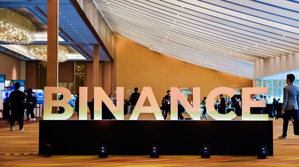 Стенд-логотип криптобиржи Binance - Sputnik Việt Nam