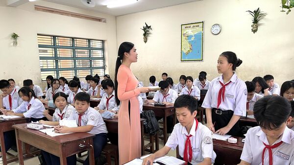 Cô và trò Trường THCS Gò Đen (tỉnh Tây Ninh) trong tiết học Ngữ văn
 - Sputnik Việt Nam
