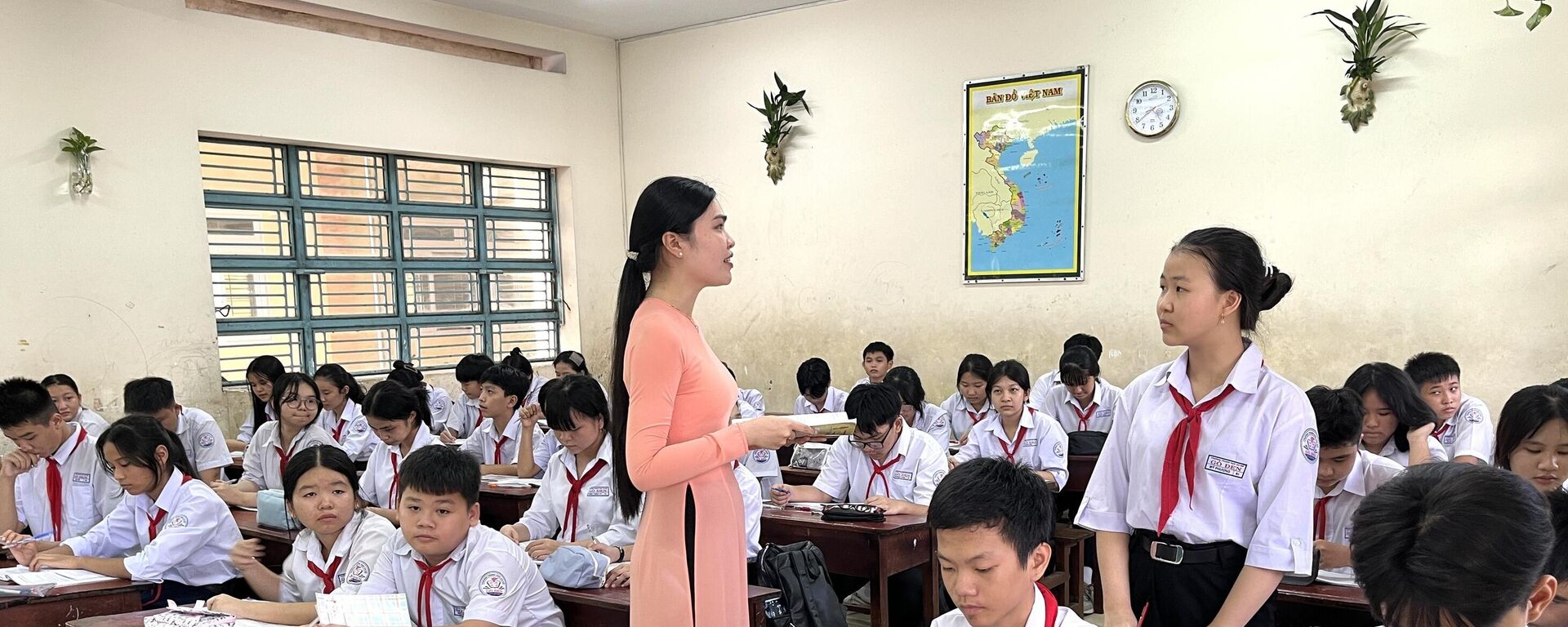 Cô và trò Trường THCS Gò Đen (tỉnh Tây Ninh) trong tiết học Ngữ văn
 - Sputnik Việt Nam, 1920, 25.09.2025