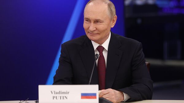 Tổng thống Nga Vladimir Putin đã phát biểu tại phiên họp toàn thể của diễn đàn quốc tế Tuần lễ Nguyên tử Thế giới tại VDNKh. - Sputnik Việt Nam