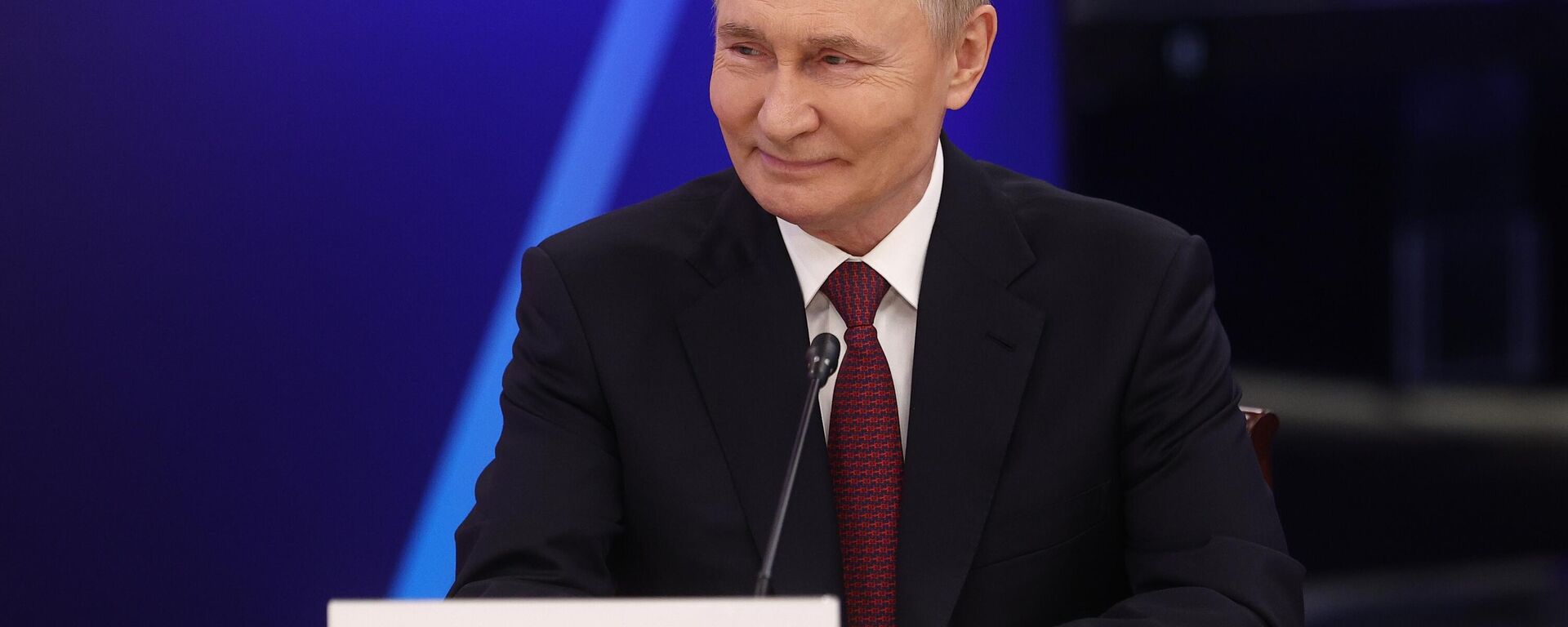 Tổng thống Nga Vladimir Putin đã phát biểu tại phiên họp toàn thể của diễn đàn quốc tế Tuần lễ Nguyên tử Thế giới tại VDNKh. - Sputnik Việt Nam, 1920, 25.09.2025