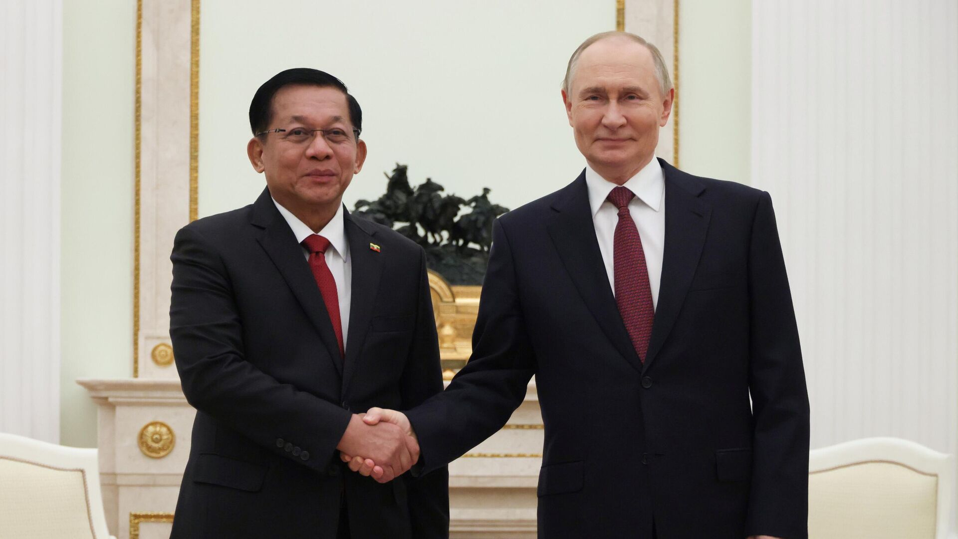 Tổng thống Nga Vladimir Putin gọi cuộc gặp với quyền Tổng thống Myanmar Min Aung Hlaing Tổng thống Nga Vladimir Putin gọi cuộc gặp với quyền Tổng thống Myanmar Min Aung Hlaing - Sputnik Việt Nam, 1920, 26.09.2025