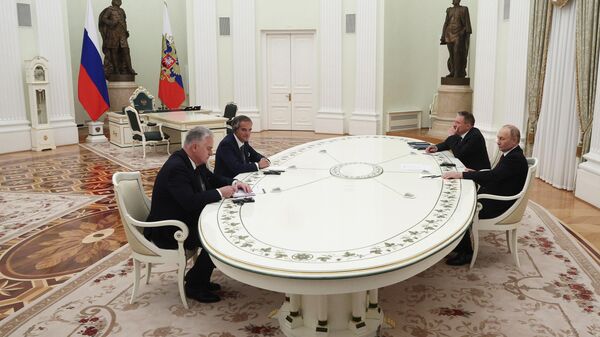 Tổng thống Nga Vladimir Putin trong cuộc gặp với Tổng Giám đốc IAEA Rafael Grossi tại Điện Kremlin - Sputnik Việt Nam