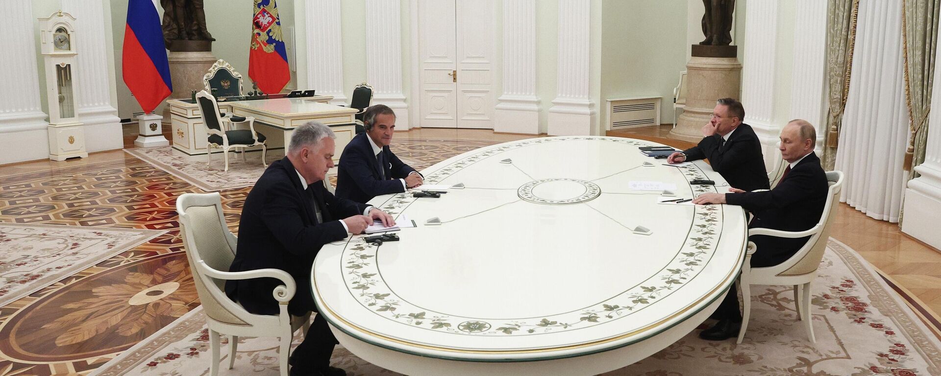 Tổng thống Nga Vladimir Putin trong cuộc gặp với Tổng Giám đốc IAEA Rafael Grossi tại Điện Kremlin - Sputnik Việt Nam, 1920, 26.09.2025