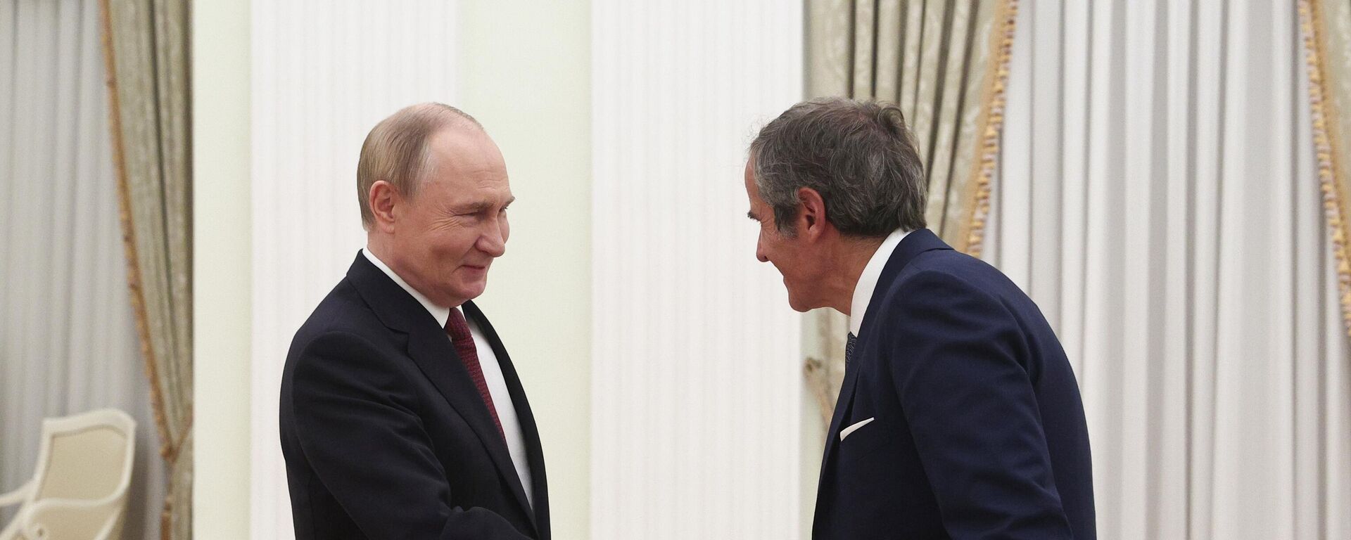 Tổng thống Nga Vladimir Putin và Tổng giám đốc IAEA Rafael Grossi - Sputnik Việt Nam, 1920, 26.09.2025