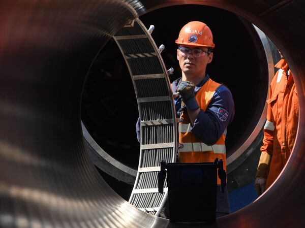 Công nhân làm việc tại công trường xây dựng đường ống Nord Stream 2 bên ngoài thị trấn Kingisepp, vùng Leningrad, Nga - Sputnik Việt Nam