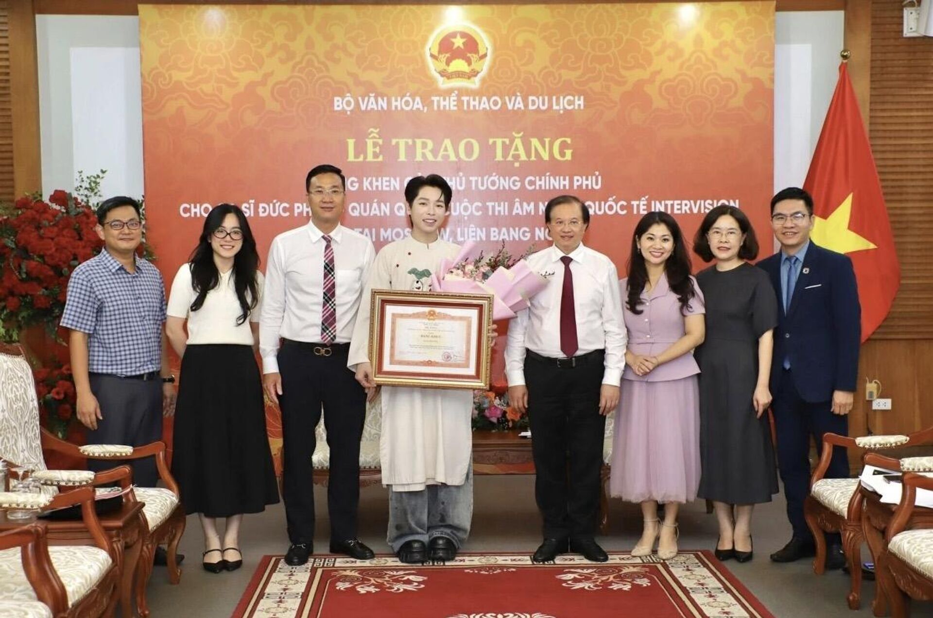 Thứ trưởng Tạ Quang Đông đã trao Bằng khen của Thủ tướng Chính phủ cho ca sĩ Đức Phúc - Sputnik Việt Nam, 1920, 26.09.2025