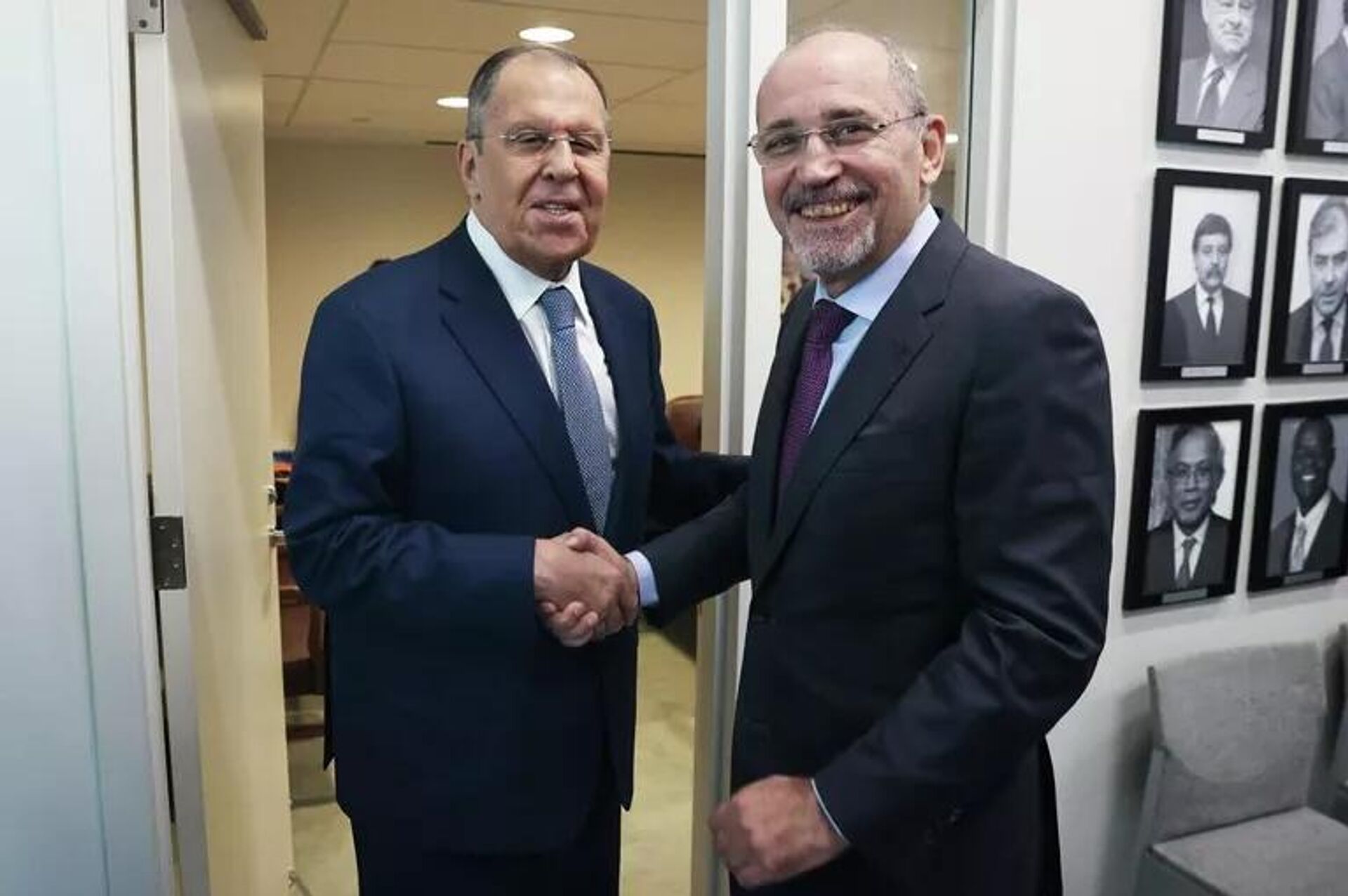 Bộ trưởng Ngoại giao Nga Sergey Lavrov và Bộ trưởng Ngoại giao Jordan Ayman Safadi đã gặp nhau bên lề tuần lễ sự kiện cấp cao tại kỳ họp thứ 80 của Đại hội đồng Liên hợp quốc. - Sputnik Việt Nam, 1920, 27.09.2025