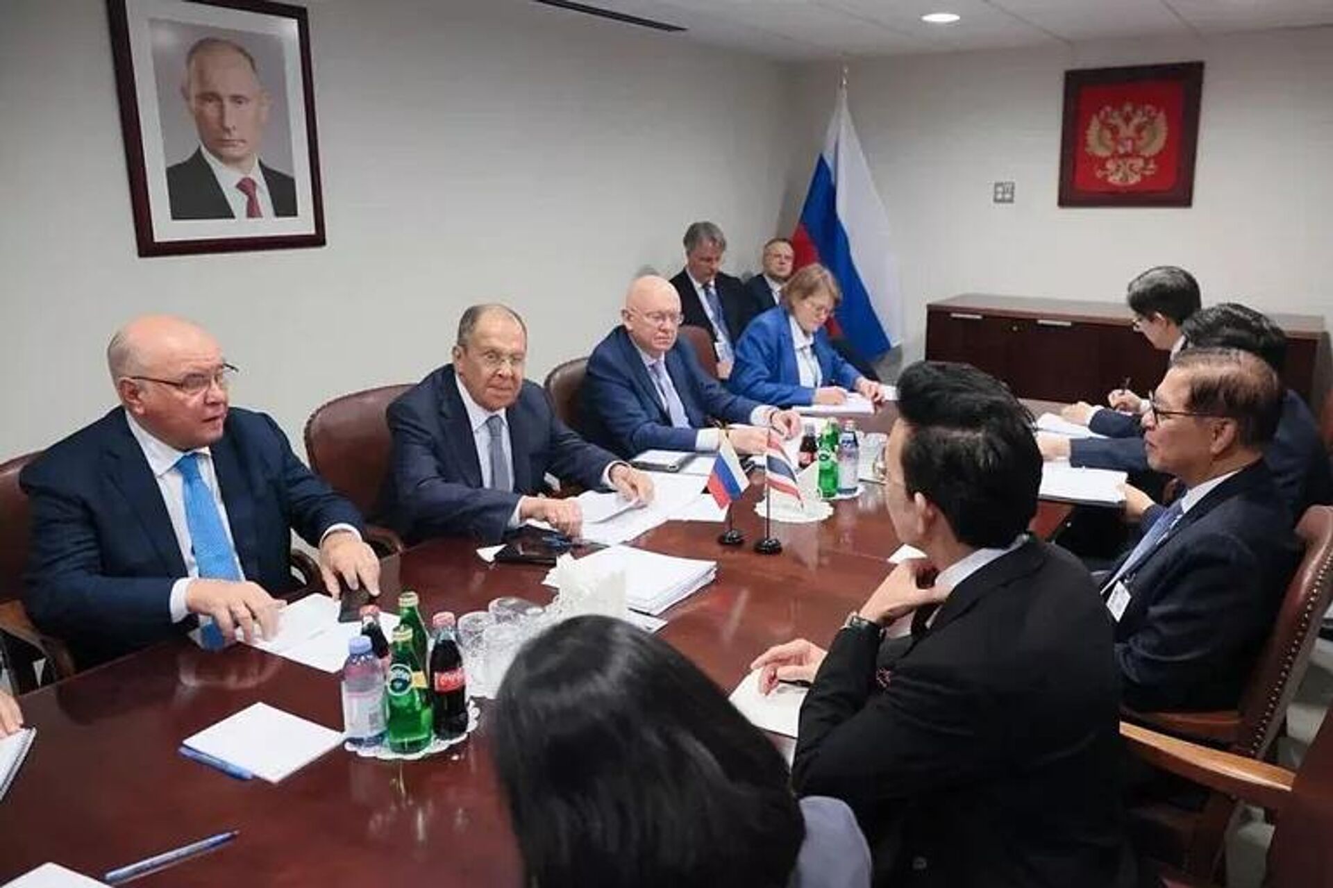 Bộ trưởng Ngoại giao Nga Sergey Lavrov trong cuộc gặp với Bộ trưởng Ngoại giao Thái Lan Sikhasak Phuangketkaew - Sputnik Việt Nam, 1920, 27.09.2025