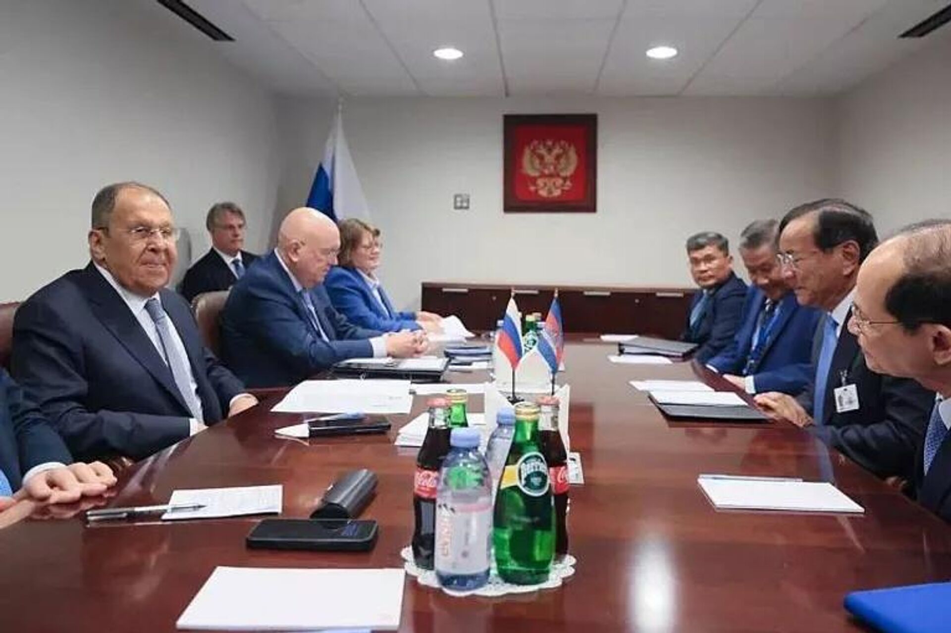 Bộ trưởng Ngoại giao Nga Sergey Lavrov trong cuộc gặp với Bộ trưởng Ngoại giao Campuchia Prak Sokhonn - Sputnik Việt Nam, 1920, 27.09.2025