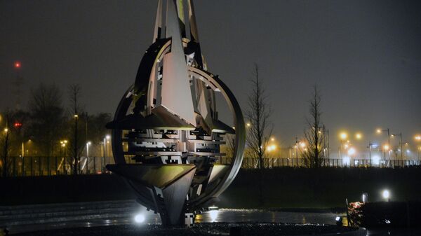 Logo của NATO trước trụ sở Tổ chức Hiệp ước Bắc Đại Tây Dương (NATO) tại Brussels - Sputnik Việt Nam