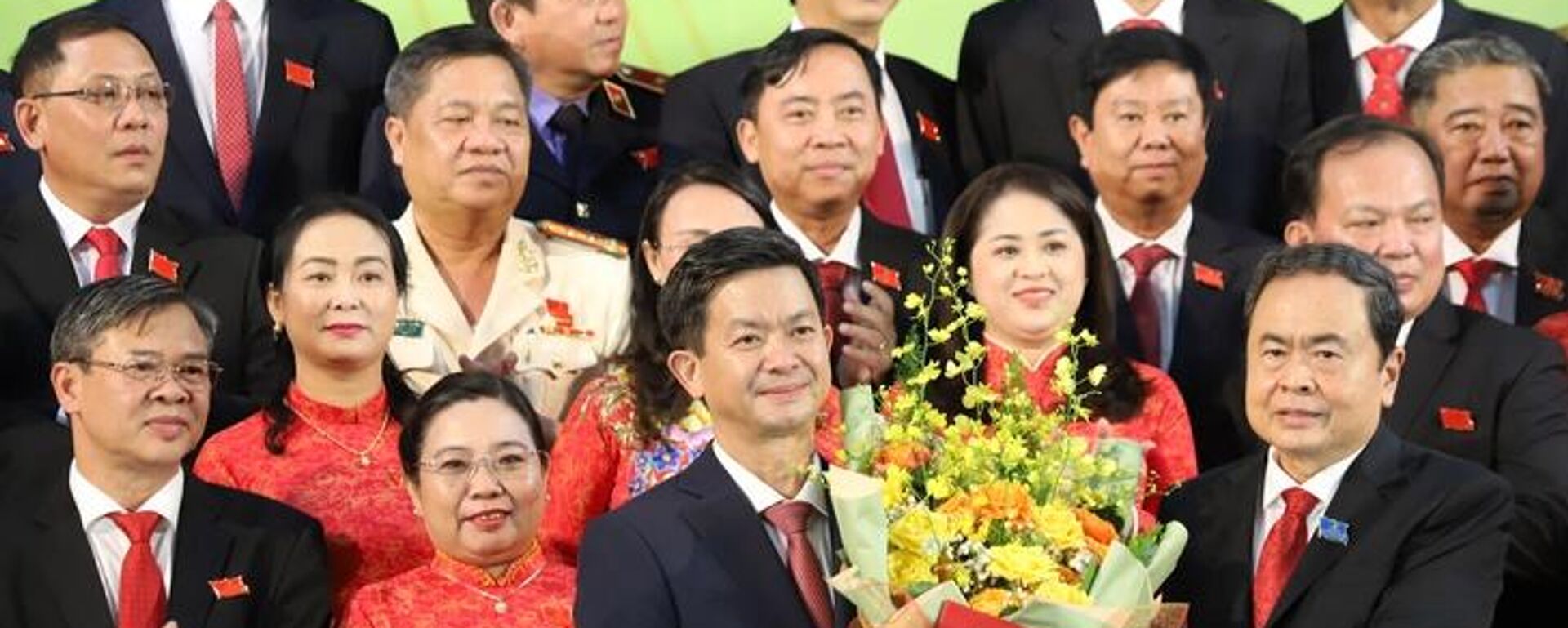 Chủ tịch Quốc hội Trần Thanh Mẫn (phải) trao quyết định của Bộ Chính trị điều động ông Lê Quang Tùng làm Bí thư Thành ủy Cần Thơ - Sputnik Việt Nam, 1920, 27.09.2025