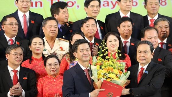 Chủ tịch Quốc hội Trần Thanh Mẫn (phải) trao quyết định của Bộ Chính trị điều động ông Lê Quang Tùng làm Bí thư Thành ủy Cần Thơ - Sputnik Việt Nam