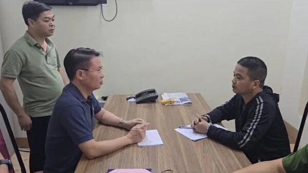 Thiếu tướng Nguyễn Minh Tuấn, Giám đốc Công an tỉnh Phú Thọ, trực tiếp lấy lời khai đối tượng Vũ Phương Nhung - Sputnik Việt Nam