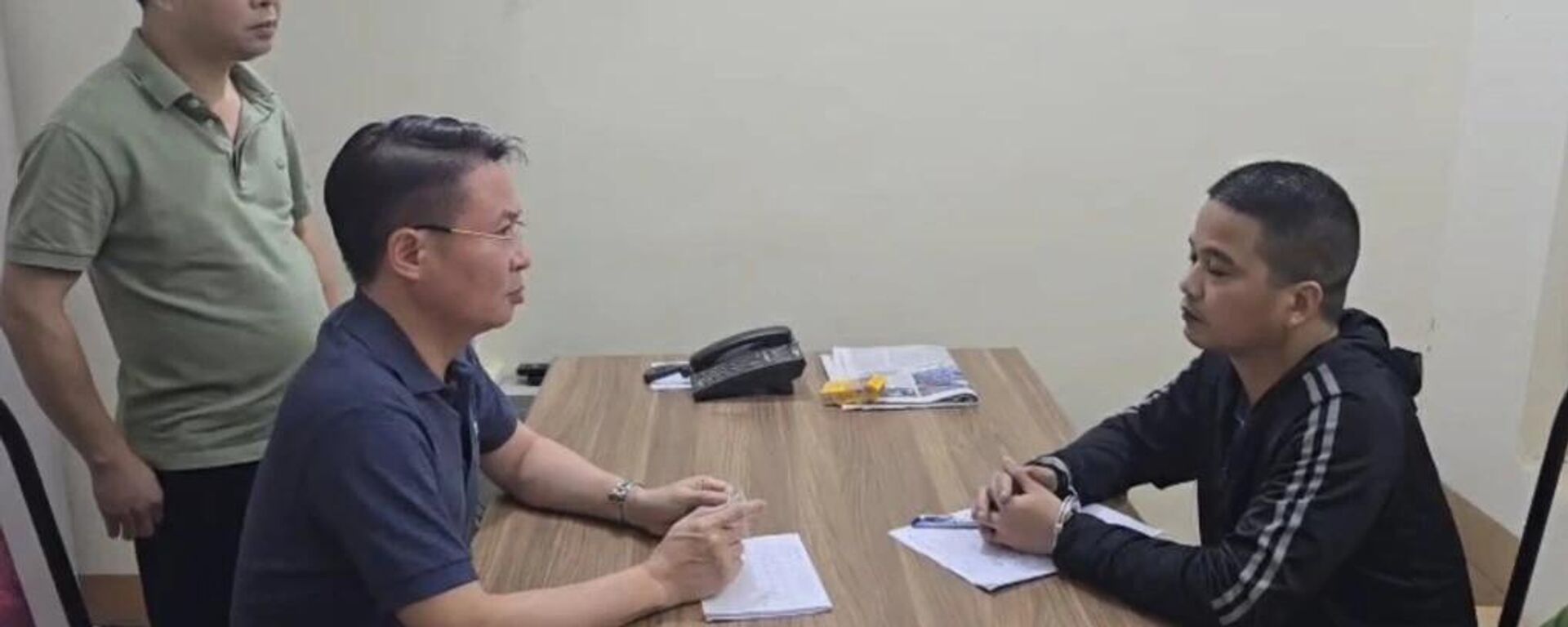 Thiếu tướng Nguyễn Minh Tuấn, Giám đốc Công an tỉnh Phú Thọ, trực tiếp lấy lời khai đối tượng Vũ Phương Nhung - Sputnik Việt Nam, 1920, 27.09.2025