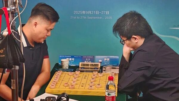 Lại Lý Huynh (trái) trong trận chung kết với Doãn Thăng tại nội dung cờ tiêu chuẩn nam chiều 27/9/2025, tại giải cờ tướng thế giới ở Thượng Hải, Trung Quốc - Sputnik Việt Nam