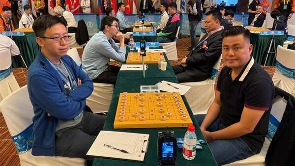 Lại Lý Huynh (phải) được thưởng tiền tỉ sau thành tích lịch sử lần đầu vô địch thế giới cờ tiêu chuẩn - Sputnik Việt Nam
