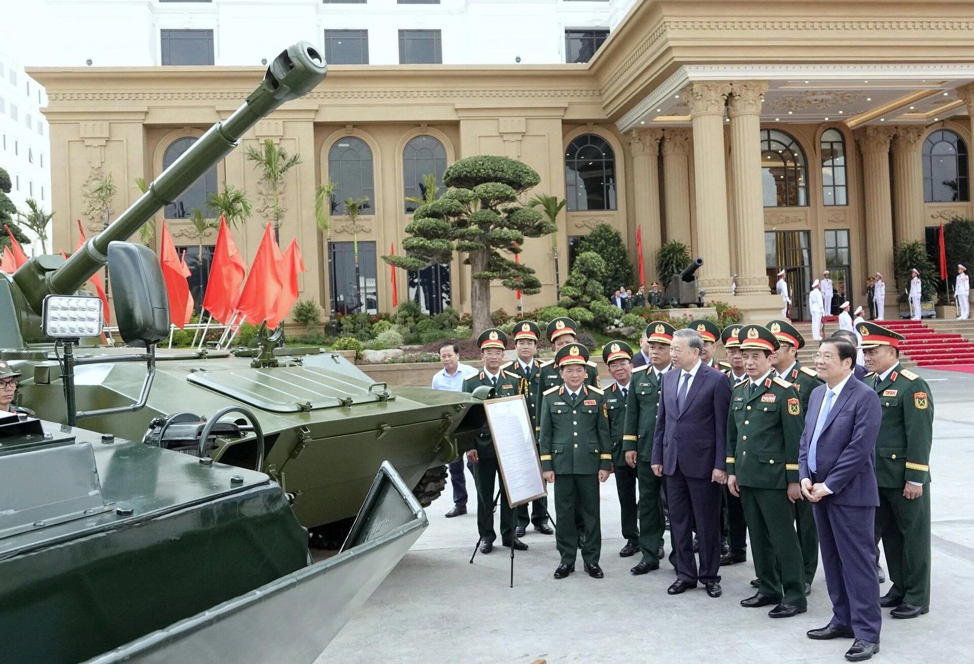 Tổng Bí thư Tô Lâm thăm dàn khí tài của Tổng cục Công nghiệp quốc phòng - Sputnik Việt Nam, 1920, 27.09.2025