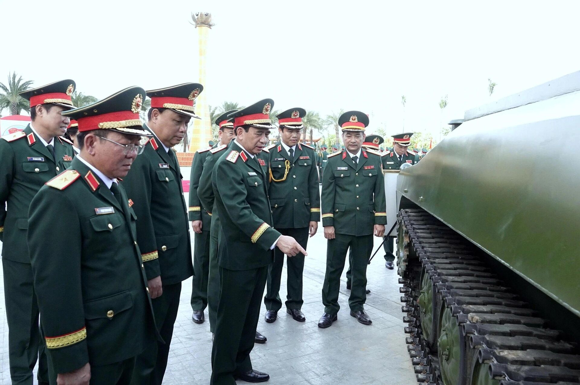 Đại tướng Phan Văn Giang cùng lãnh đạo Bộ Quốc phòng kiểm tra pháo tự hành PTH-01 - Sputnik Việt Nam, 1920, 27.09.2025