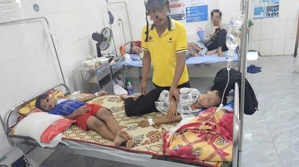 Các học sinh nhập viện trong tình trạng đau bụng, nôn ói, nghi ngộ độc - Sputnik Việt Nam