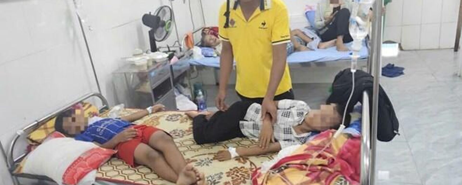 Các học sinh nhập viện trong tình trạng đau bụng, nôn ói, nghi ngộ độc - Sputnik Việt Nam, 1920, 27.09.2025