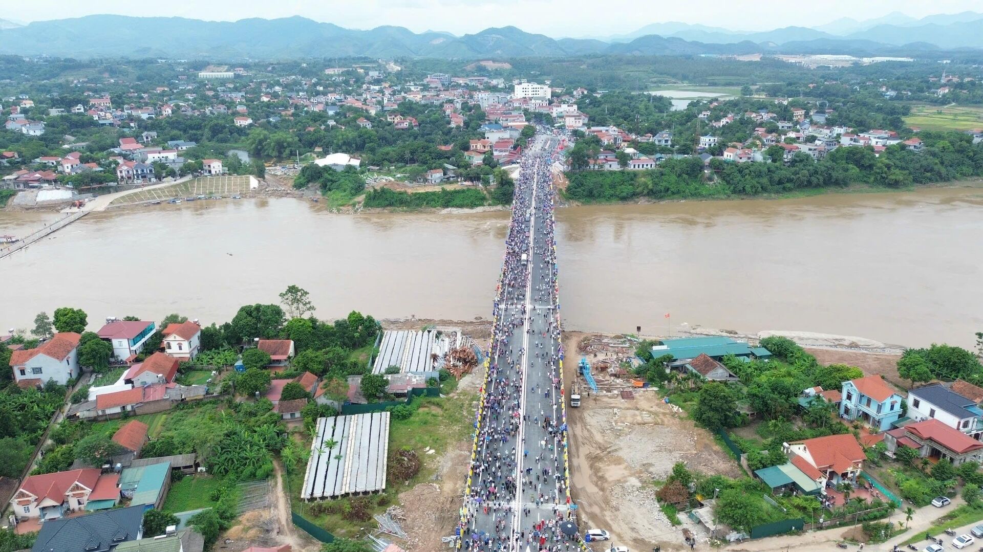 Cầu Phong Châu mới trong ngày khánh thành - Sputnik Việt Nam, 1920, 28.09.2025