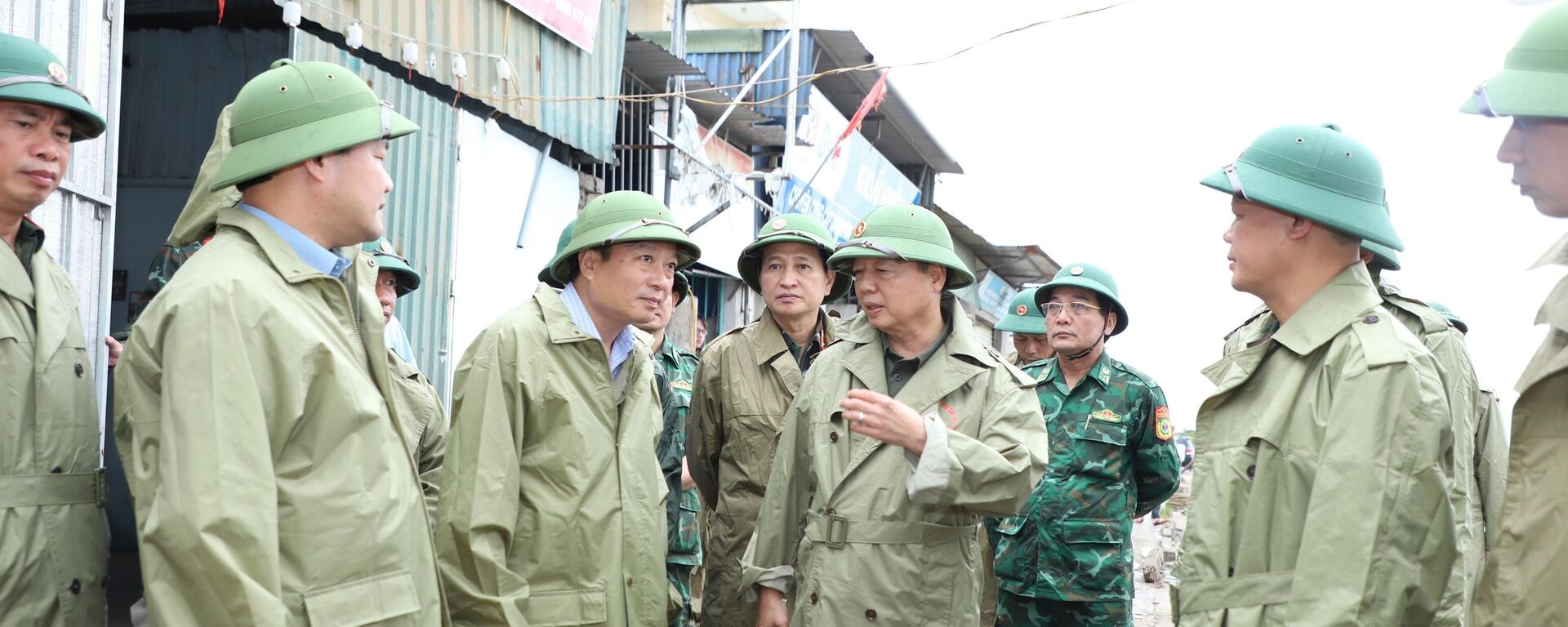  Phó Thủ tướng Trần Hồng Hà kiểm tra công tác ứng phó bão số 10 tại Nghệ An 	 - Sputnik Việt Nam, 1920, 28.09.2025