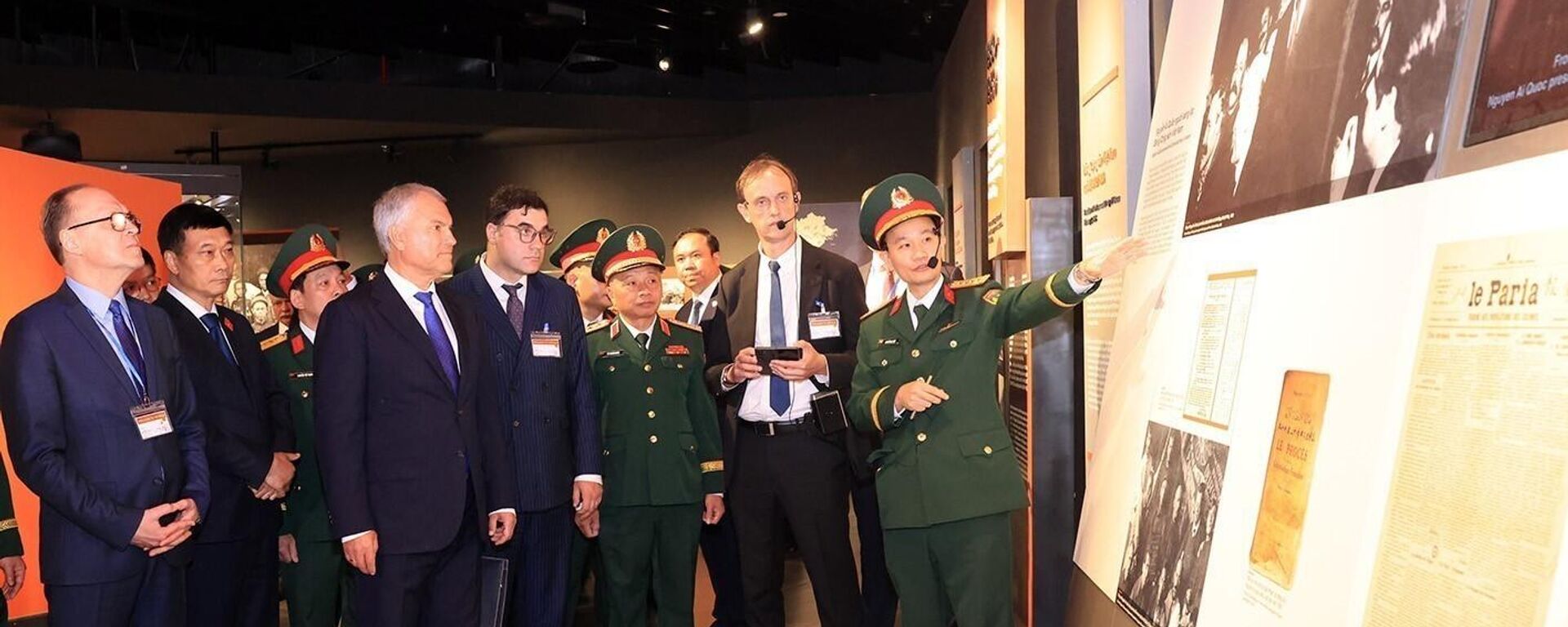Cán bộ Bảo tàng Lịch sử Quân sự Việt Nam giới thiệu các hiện vật với Chủ tịch Duma Quốc gia Nga Vyacheslav Volodin cùng các đại biểu.  - Sputnik Việt Nam, 1920, 28.09.2025