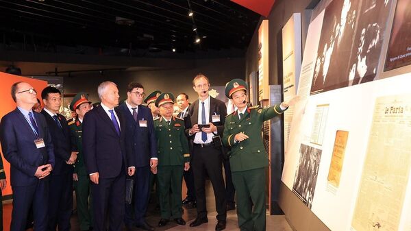 Cán bộ Bảo tàng Lịch sử Quân sự Việt Nam giới thiệu các hiện vật với Chủ tịch Duma Quốc gia Nga Vyacheslav Volodin cùng các đại biểu.  - Sputnik Việt Nam