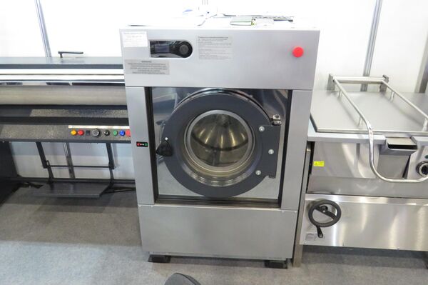 Máy giặt trên tàu biển. Công suất tiêu thụ – 12 kW, trọng lượng tự thân – 210 kg. - Sputnik Việt Nam