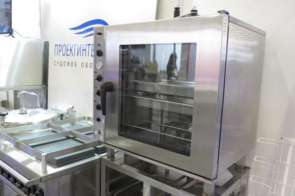 Lò hấp đối lưu trong nhà bếp trên tàu biển. - Sputnik Việt Nam