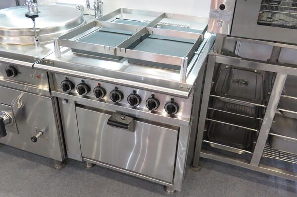 Bếp điện trong nhà bếp trên tàu biển. - Sputnik Việt Nam