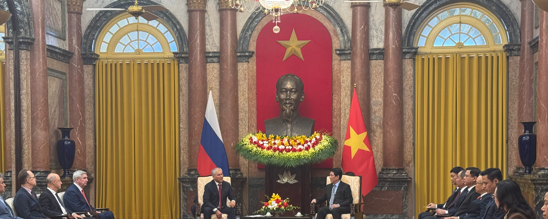 Chủ tịch nước Lương Cường tiếp Chủ tịch Duma Quốc gia Nga Vyacheslav Volodin - Sputnik Việt Nam, 1920, 29.09.2025