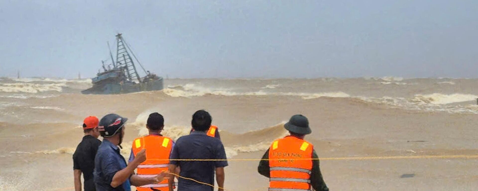 Mọi người giải cứu các ngư dân từ tàu đánh cá mắc cạn do bão Bualoi ở Quảng Trị, Việt Nam - Sputnik Việt Nam, 1920, 01.10.2025