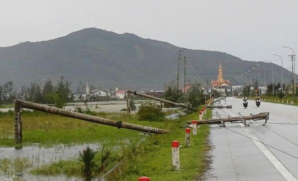 Cột điện đổ sau bão Bualoi ở Thanh Hóa, Việt Nam - Sputnik Việt Nam