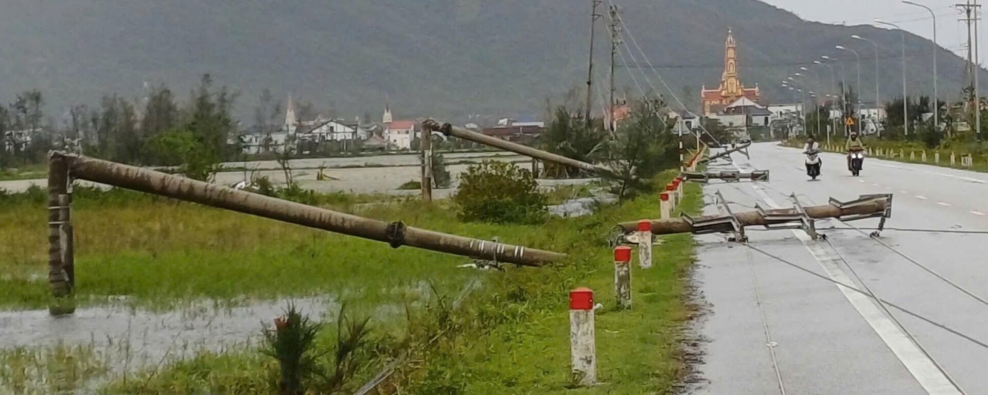 Cột điện đổ sau bão Bualoi ở Thanh Hóa, Việt Nam - Sputnik Việt Nam, 1920, 30.09.2025