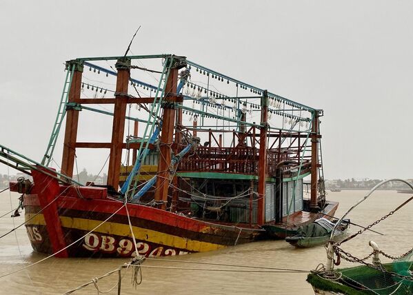 Tàu đánh cá mắc cạn sau bão Bualoi ở Quảng Trị, Việt Nam - Sputnik Việt Nam