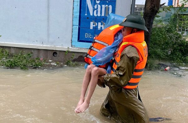 Bão số 10: Công an Thanh Hóa cứu nhiều người ra khỏi vùng nguy hiểm do mưa lũ - Sputnik Việt Nam