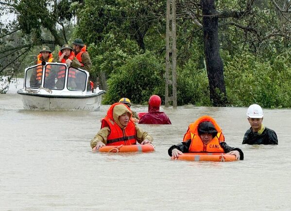 Bão số 10: Công an Thanh Hóa cứu nhiều người ra khỏi vùng nguy hiểm do mưa lũ - Sputnik Việt Nam